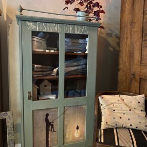 Vitrínka s poličkami