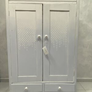 Jemná drevená skrinka