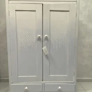 Jemná drevená skrinka