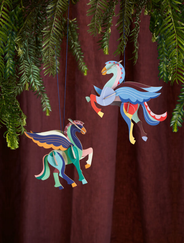 Flying Pegasus - Farebné papierové dekorácie - Image 2